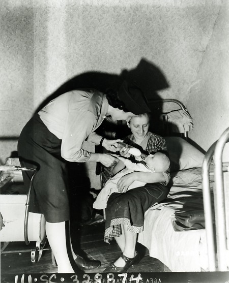 Krankenschwester mit Mutter und Kind im DP-Camp Bensheim, 19. Juni 1945