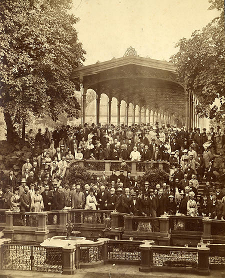 Große Gästegruppe am Elisabethbrunnen in Bad Homburg, 26. September 1896